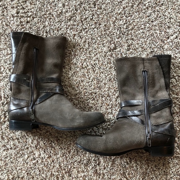 UGG Boots - Picture 2 of 5